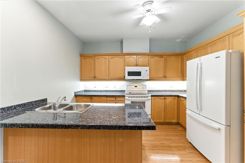 6-40 Wesleyan Court, Ancaster, ON - Indoor Photo Showing Kitchen With Double Sink