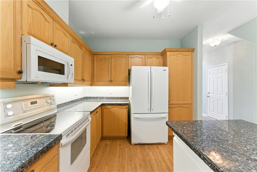 6-40 Wesleyan Court, Ancaster, ON - Indoor Photo Showing Kitchen