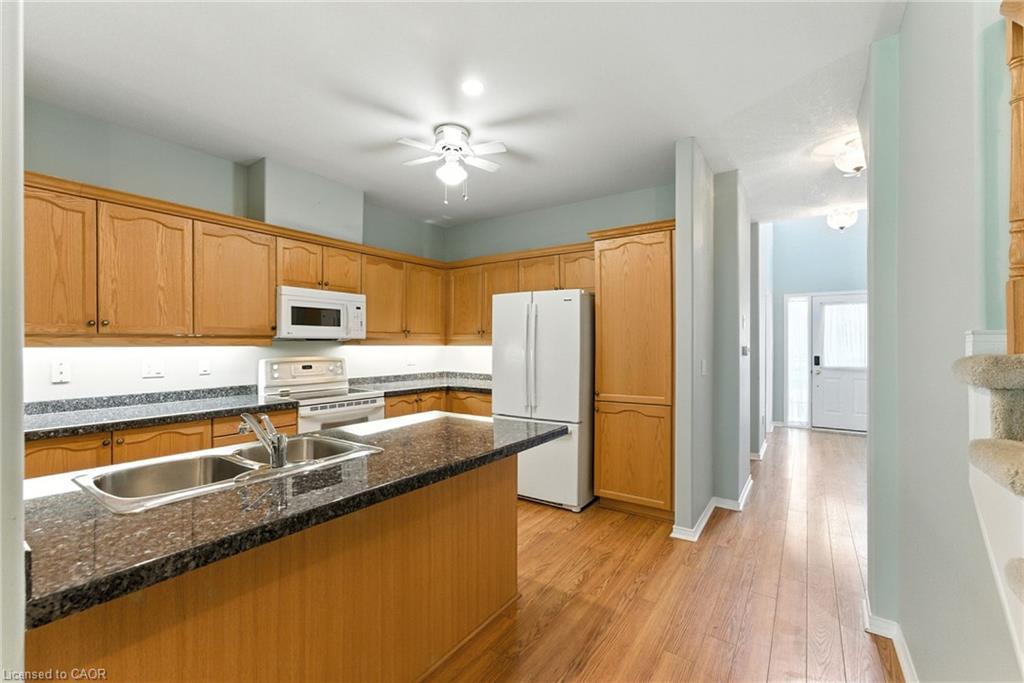 6-40 Wesleyan Court, Ancaster, ON - Indoor Photo Showing Kitchen With Double Sink