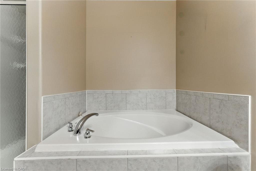 6-40 Wesleyan Court, Ancaster, ON - Indoor Photo Showing Bathroom