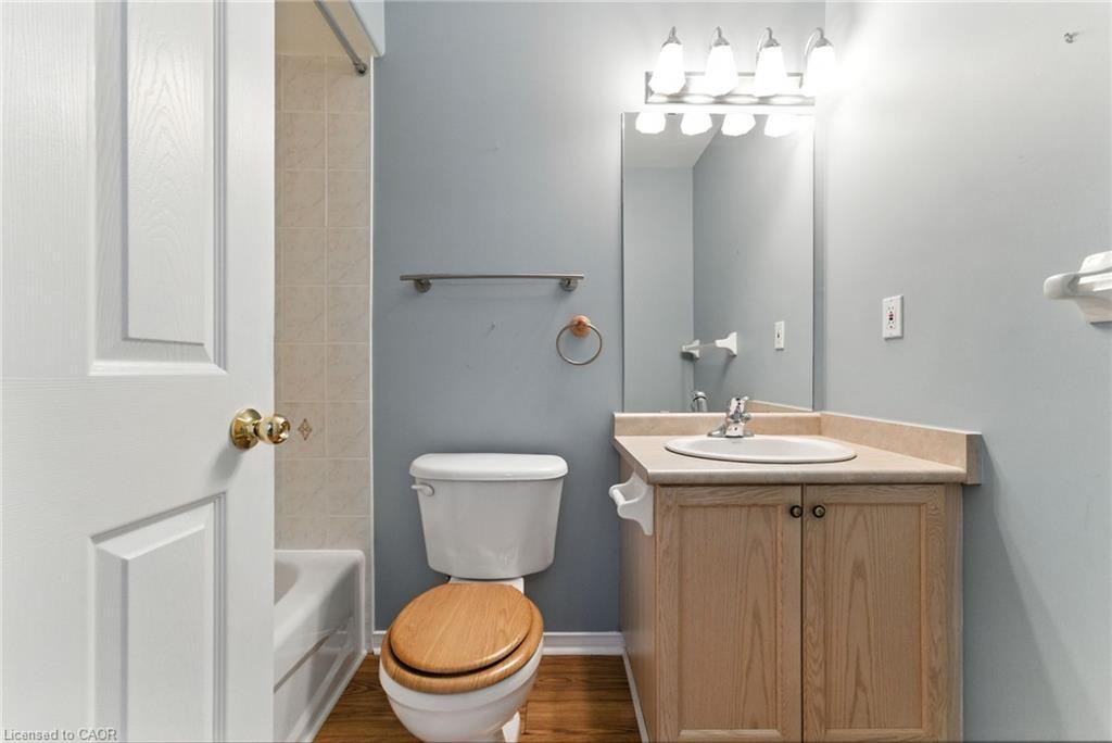6-40 Wesleyan Court, Ancaster, ON - Indoor Photo Showing Bathroom