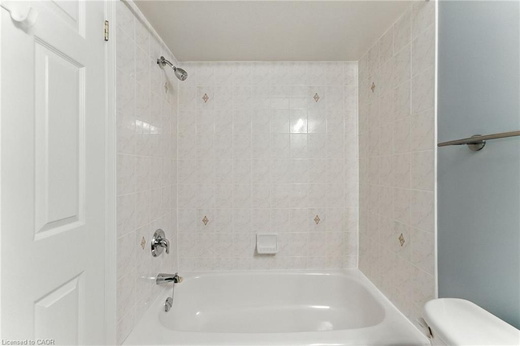 6-40 Wesleyan Court, Ancaster, ON - Indoor Photo Showing Bathroom