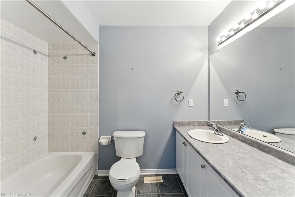 6-40 Wesleyan Court, Ancaster, ON - Indoor Photo Showing Bathroom