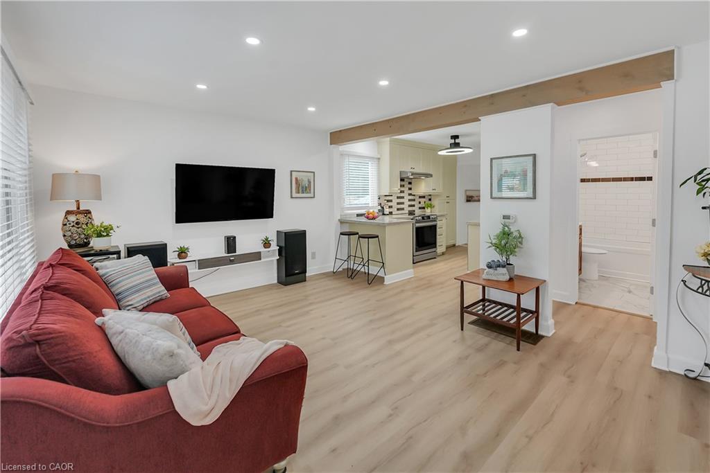 1 Waverley Road, St. Catharines, ON - Indoor Photo Showing Living Room