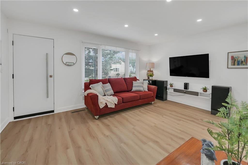 1 Waverley Road, St. Catharines, ON - Indoor Photo Showing Living Room