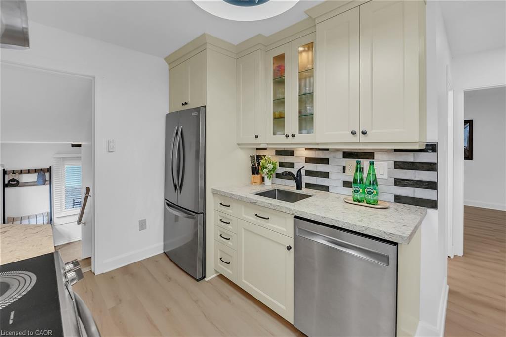 1 Waverley Road, St. Catharines, ON - Indoor Photo Showing Kitchen