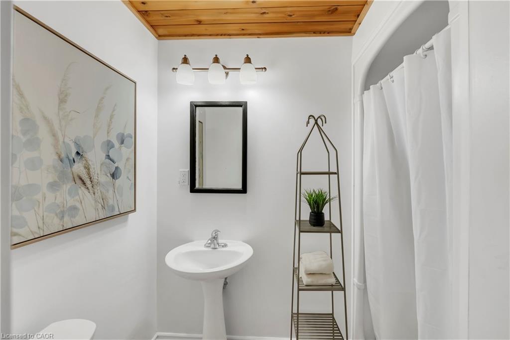1 Waverley Road, St. Catharines, ON - Indoor Photo Showing Bathroom