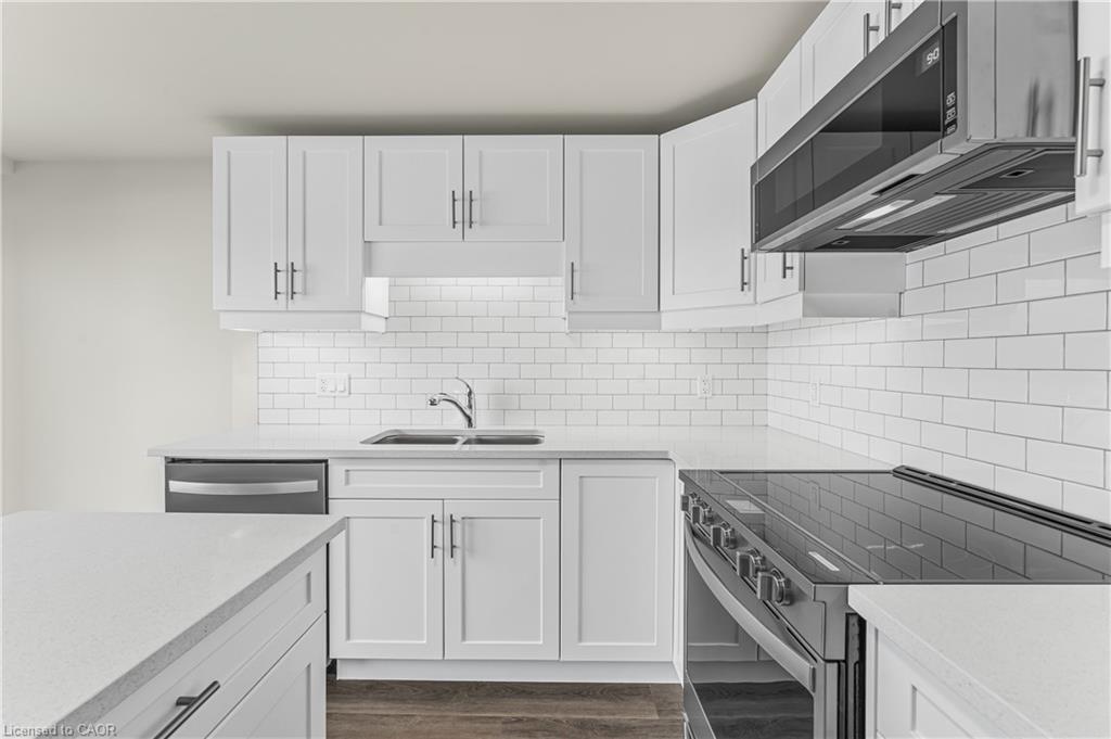 114-118 Summersides Boulevard, Fonthill, ON - Indoor Photo Showing Kitchen With Double Sink With Upgraded Kitchen