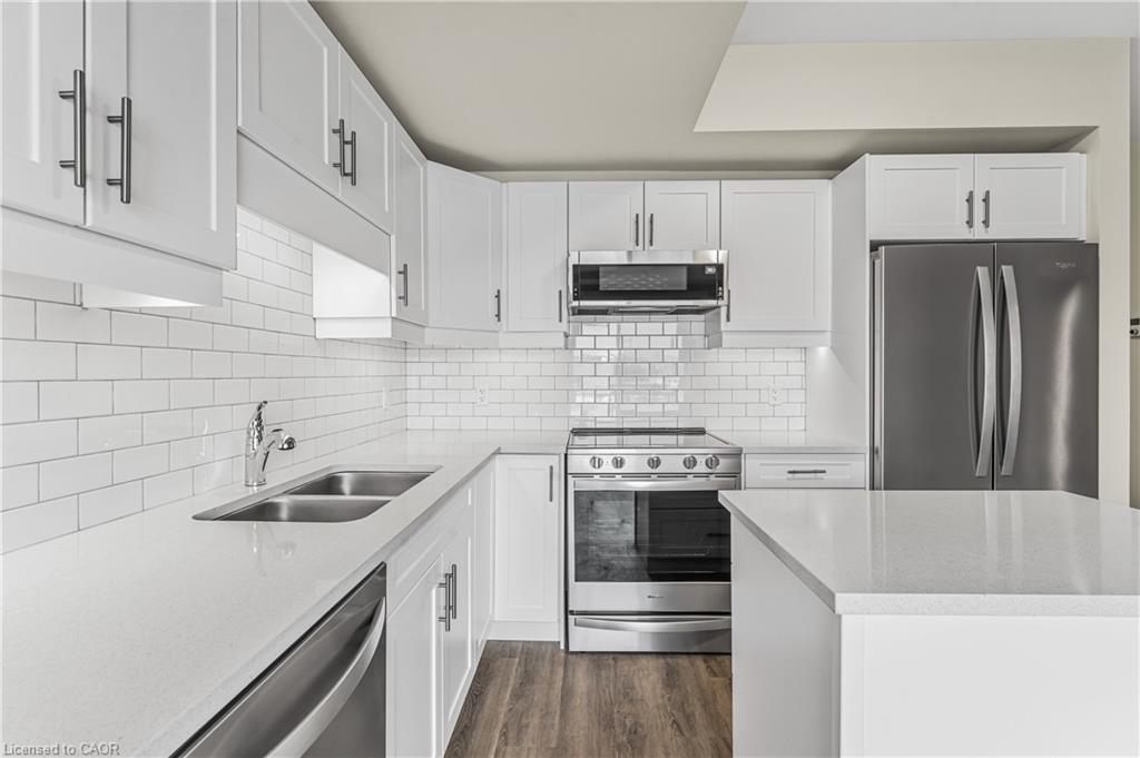 114-118 Summersides Boulevard, Fonthill, ON - Indoor Photo Showing Kitchen With Double Sink With Upgraded Kitchen
