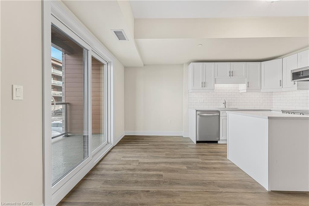 114-118 Summersides Boulevard, Fonthill, ON - Indoor Photo Showing Kitchen