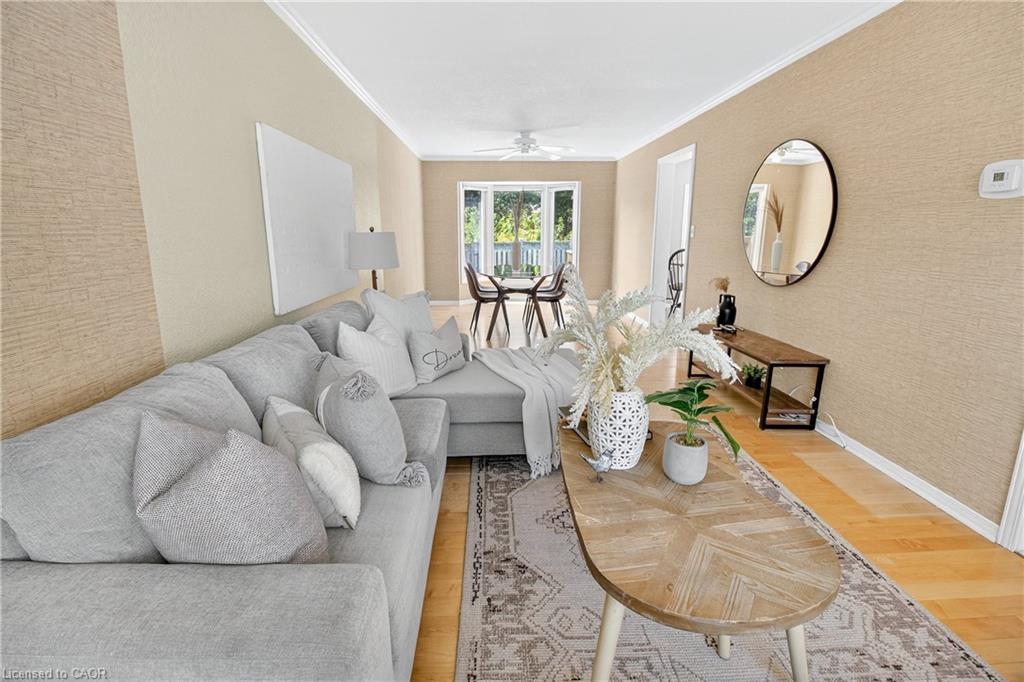 8655 Regan Drive, Niagara Falls, ON - Indoor Photo Showing Living Room