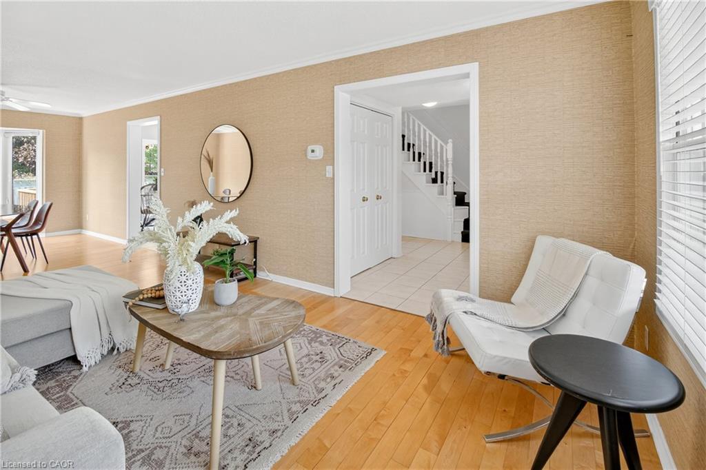 8655 Regan Drive, Niagara Falls, ON - Indoor Photo Showing Living Room