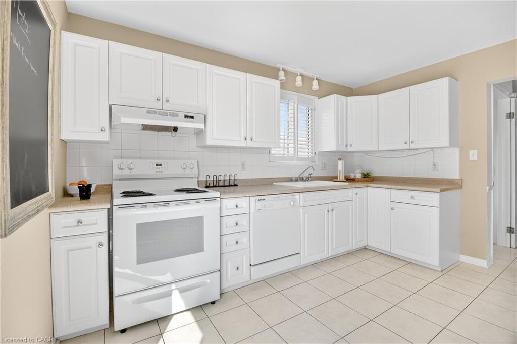8655 Regan Drive, Niagara Falls, ON - Indoor Photo Showing Kitchen