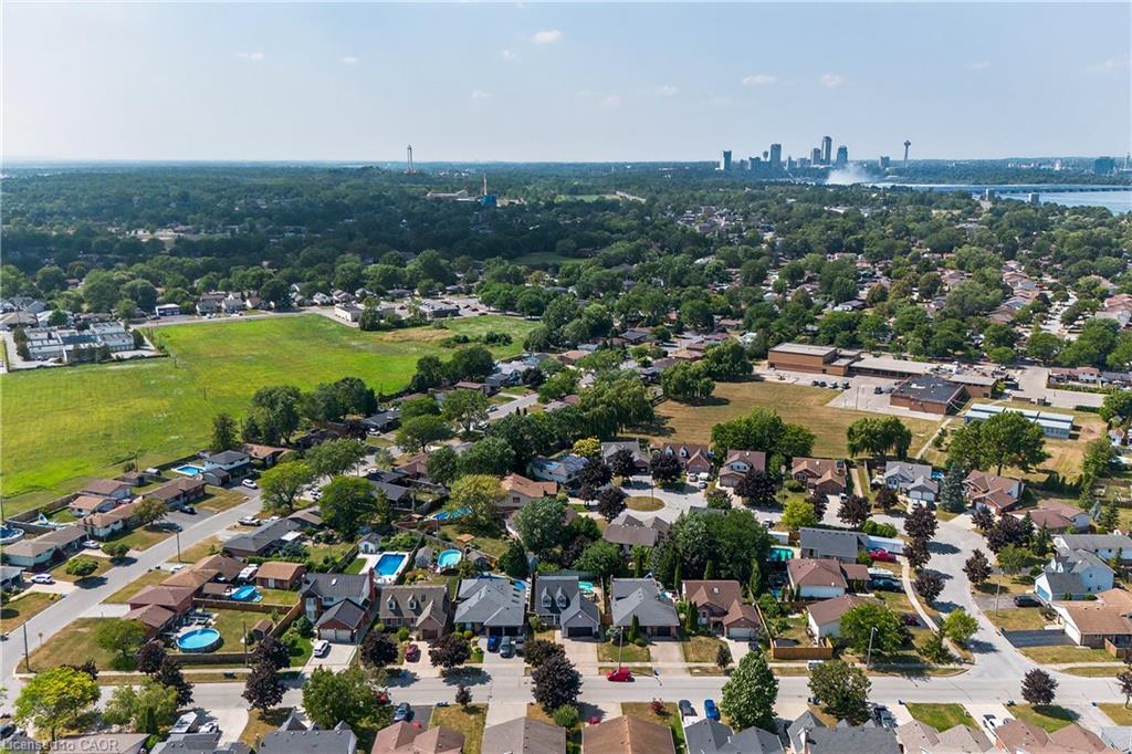8655 Regan Drive, Niagara Falls, ON - Outdoor With View