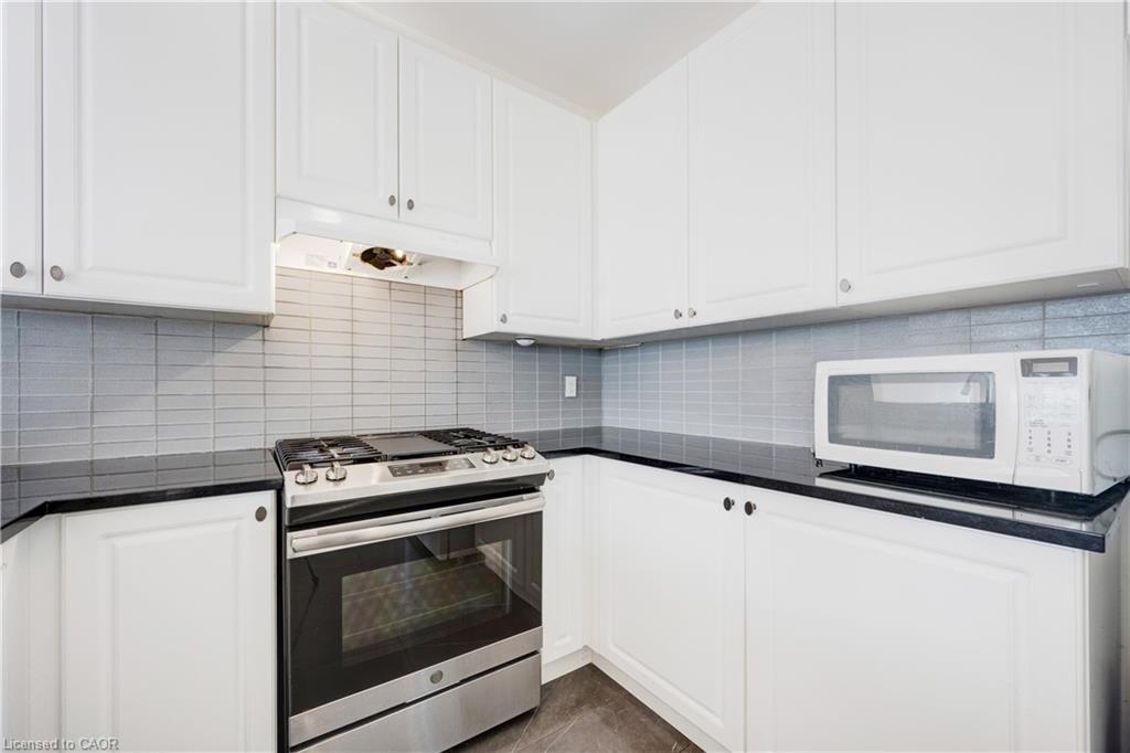 489 Downes Jackson Heights, Milton, ON - Indoor Photo Showing Kitchen With Upgraded Kitchen