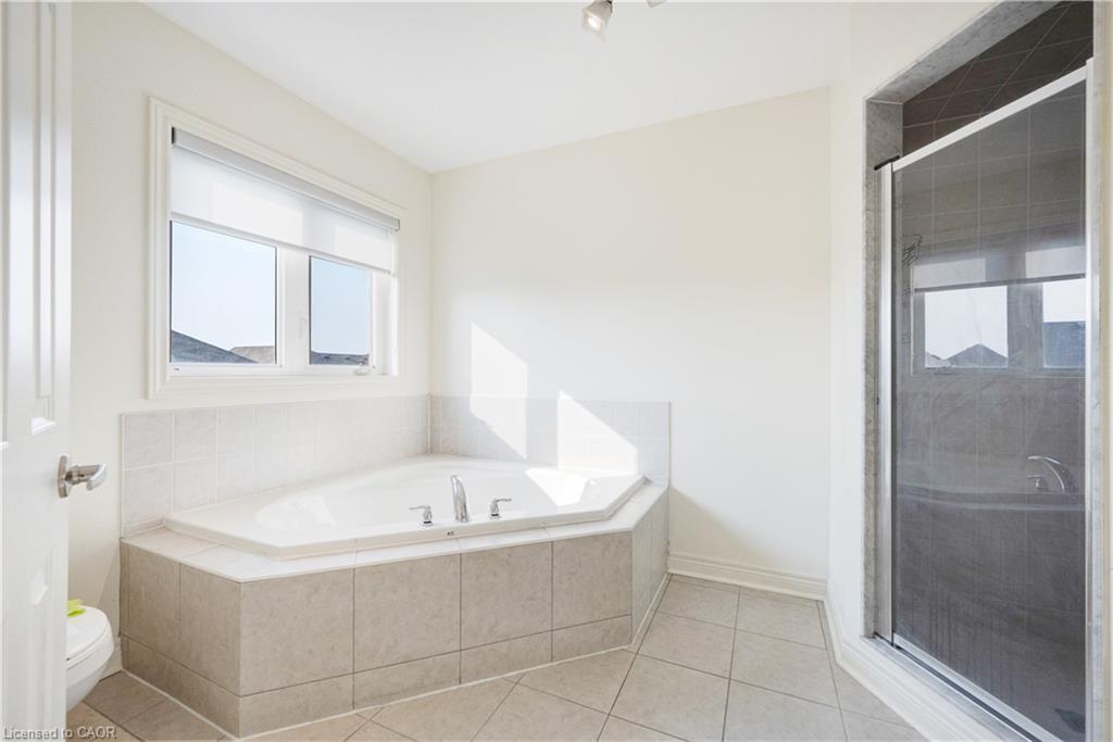 489 Downes Jackson Heights, Milton, ON - Indoor Photo Showing Bathroom