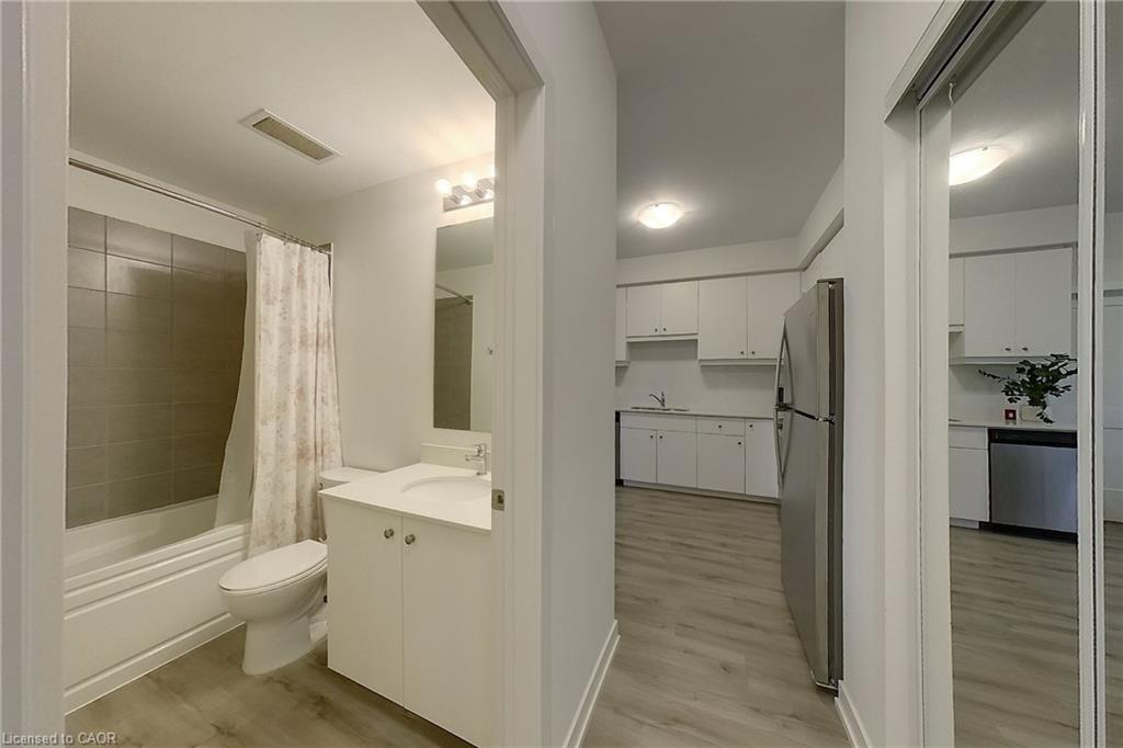 403-251 Northfield Drive E, Waterloo, ON - Indoor Photo Showing Bathroom