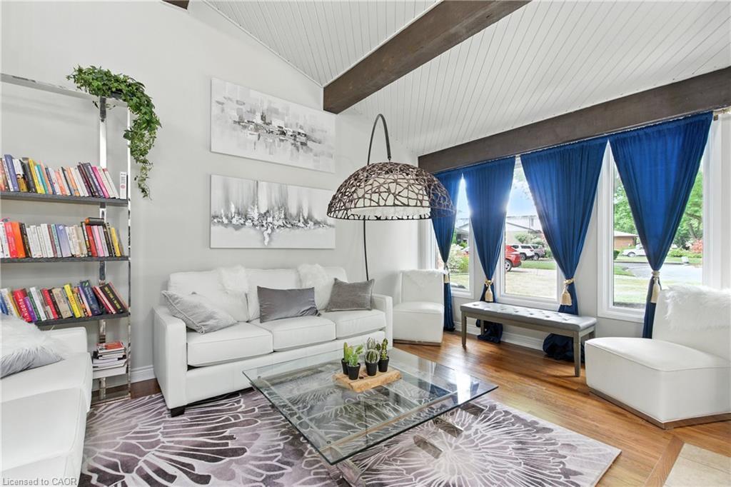 7078 Rosseau Place, Niagara Falls, ON - Indoor Photo Showing Living Room
