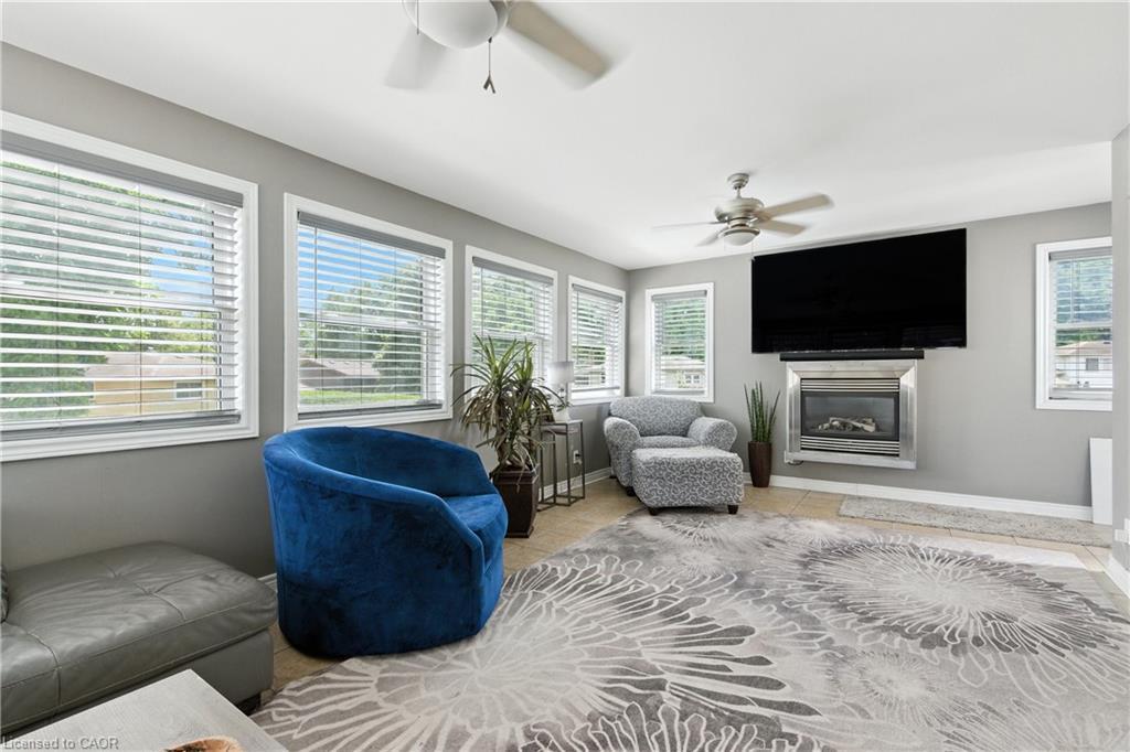 7078 Rosseau Place, Niagara Falls, ON - Indoor Photo Showing Living Room With Fireplace