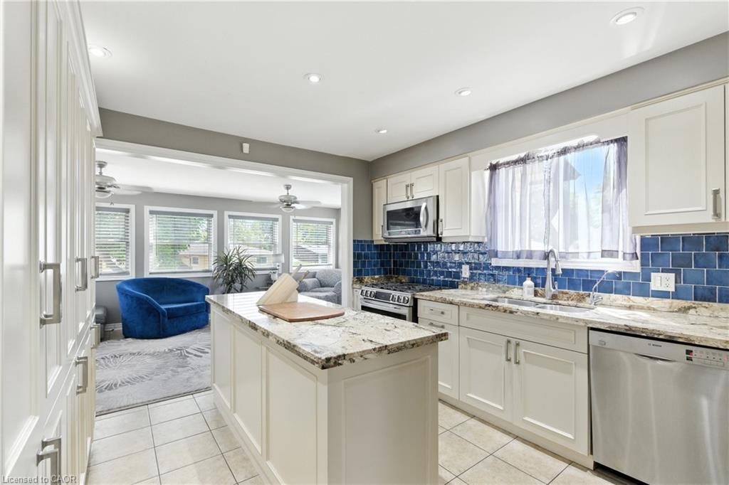 7078 Rosseau Place, Niagara Falls, ON - Indoor Photo Showing Kitchen
