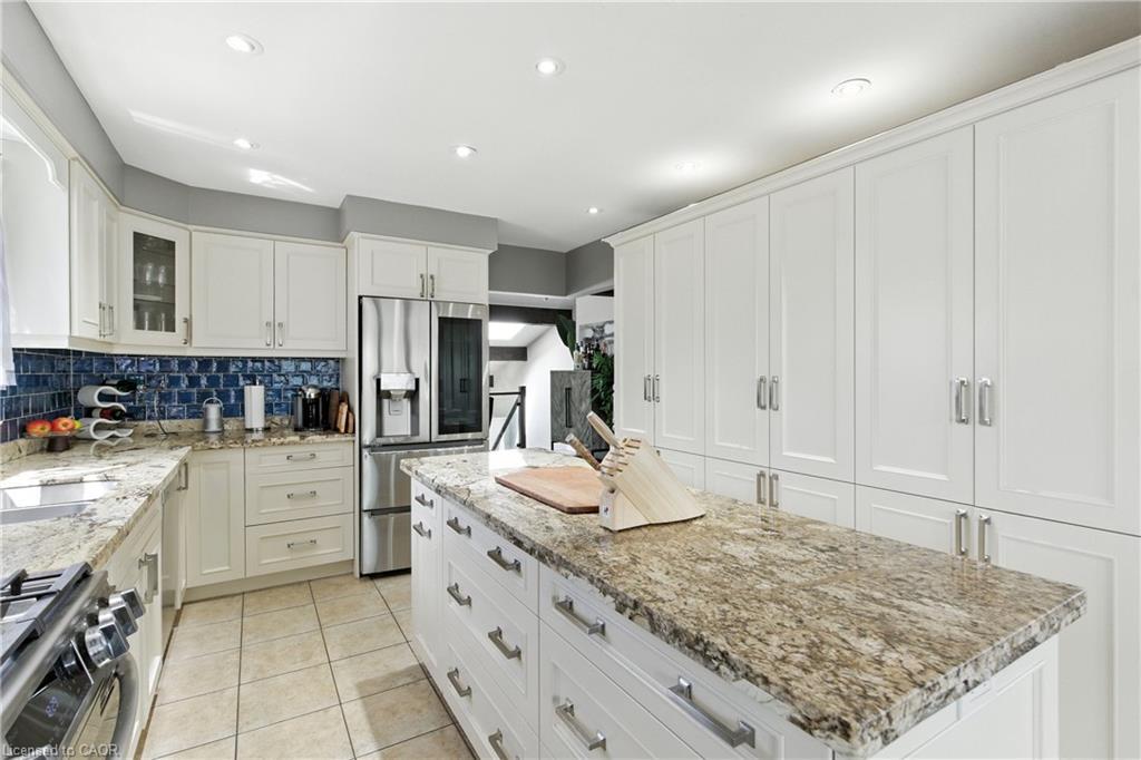 7078 Rosseau Place, Niagara Falls, ON - Indoor Photo Showing Kitchen With Upgraded Kitchen