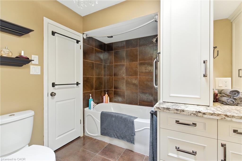 7078 Rosseau Place, Niagara Falls, ON - Indoor Photo Showing Bathroom