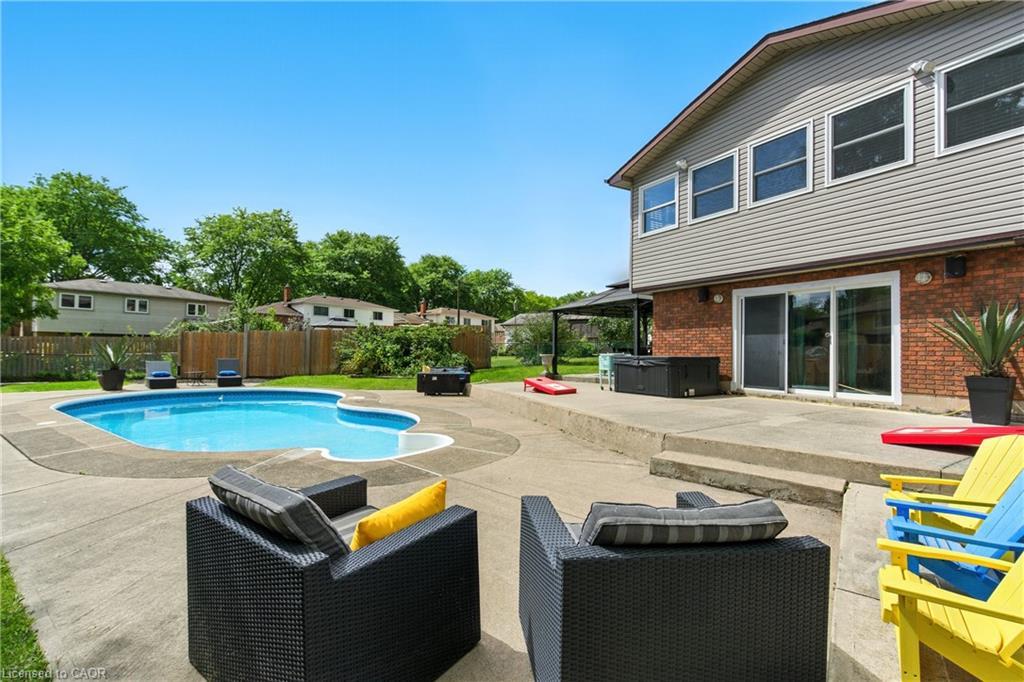 7078 Rosseau Place, Niagara Falls, ON - Outdoor With In Ground Pool