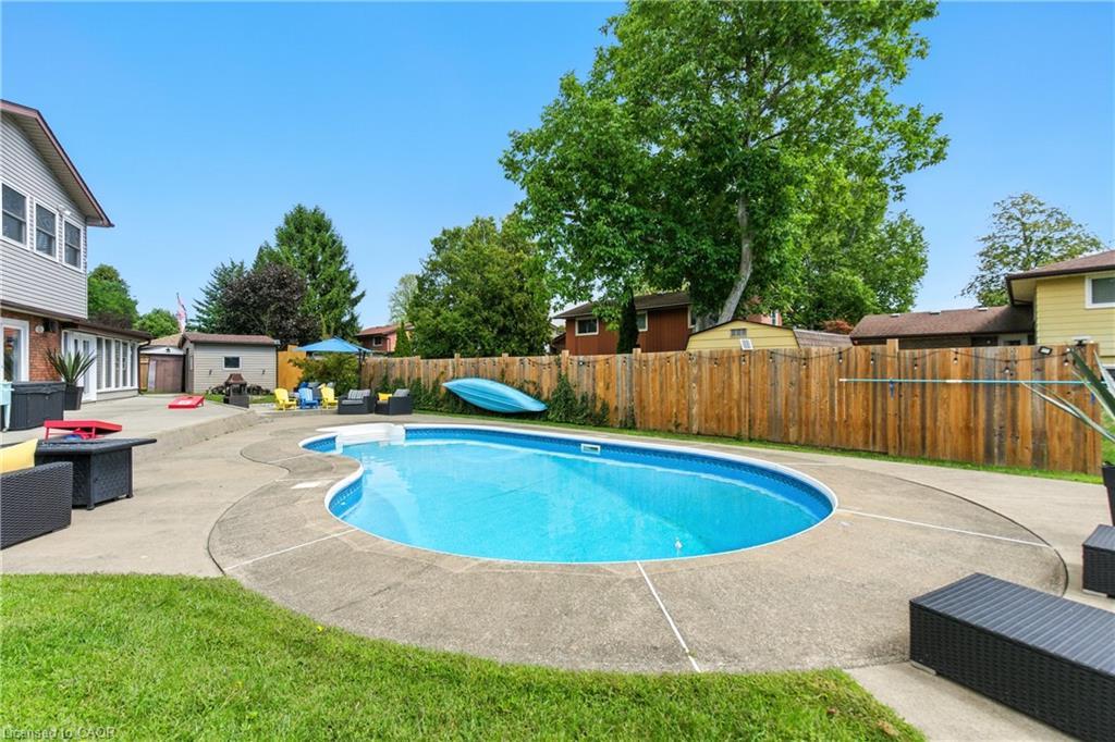 7078 Rosseau Place, Niagara Falls, ON - Outdoor With In Ground Pool With Backyard