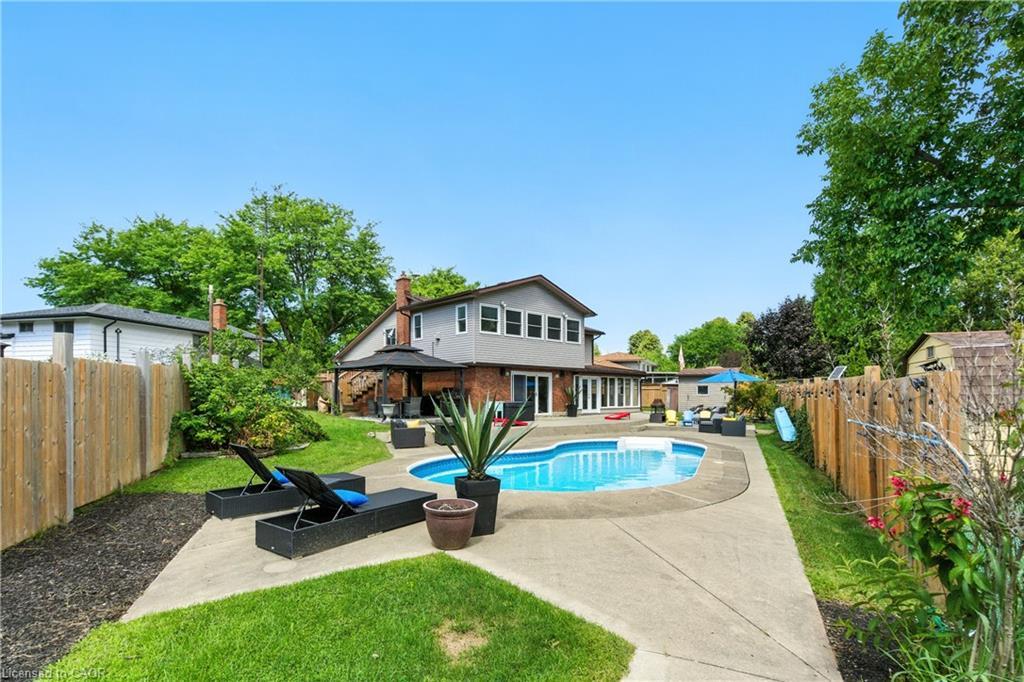 7078 Rosseau Place, Niagara Falls, ON - Outdoor With In Ground Pool With Backyard