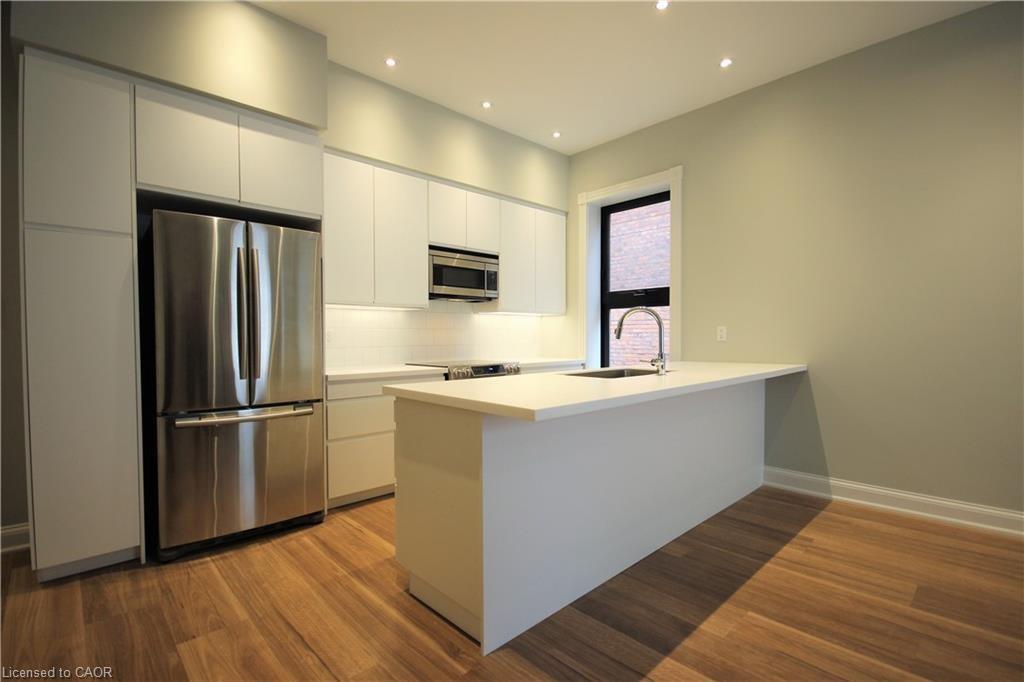 1-143 Grant Avenue, Hamilton, ON - Indoor Photo Showing Kitchen With Upgraded Kitchen