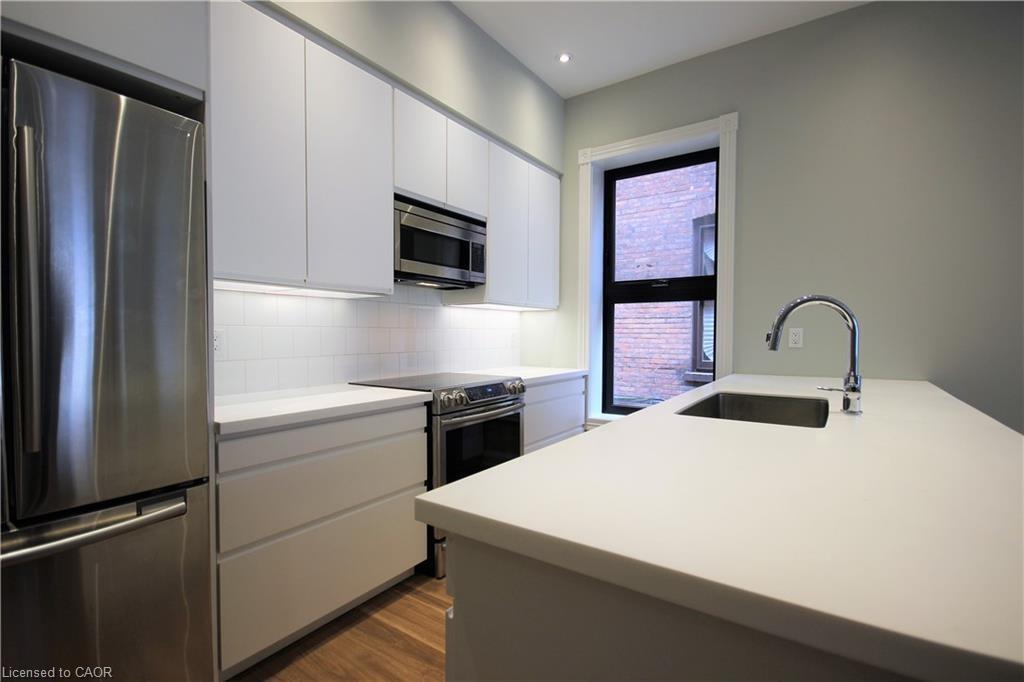 1-143 Grant Avenue, Hamilton, ON - Indoor Photo Showing Kitchen