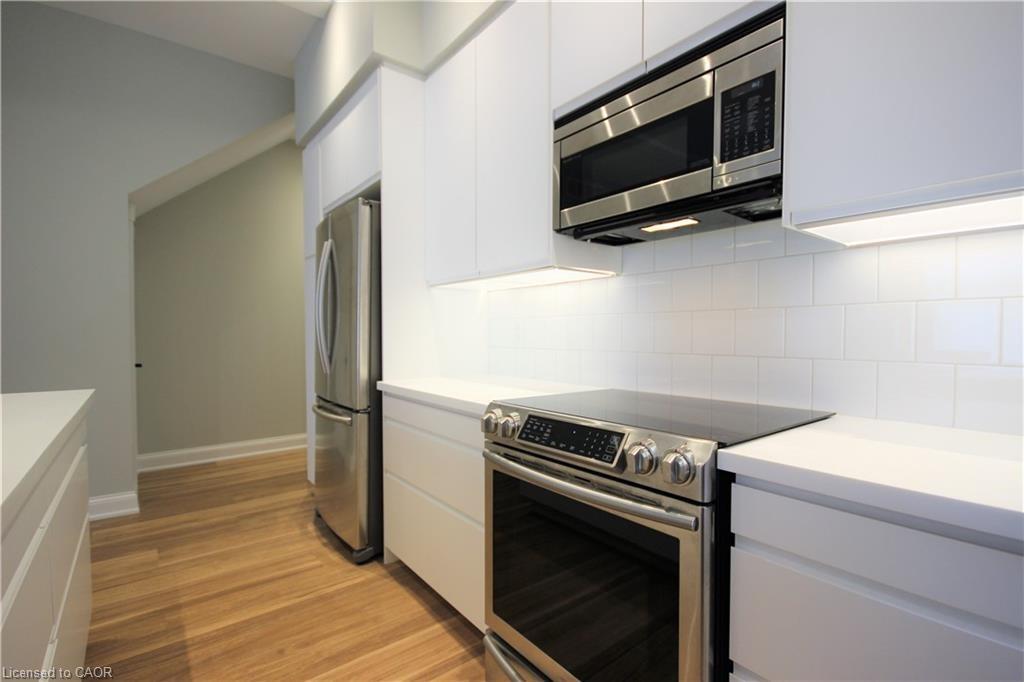 1-143 Grant Avenue, Hamilton, ON - Indoor Photo Showing Kitchen