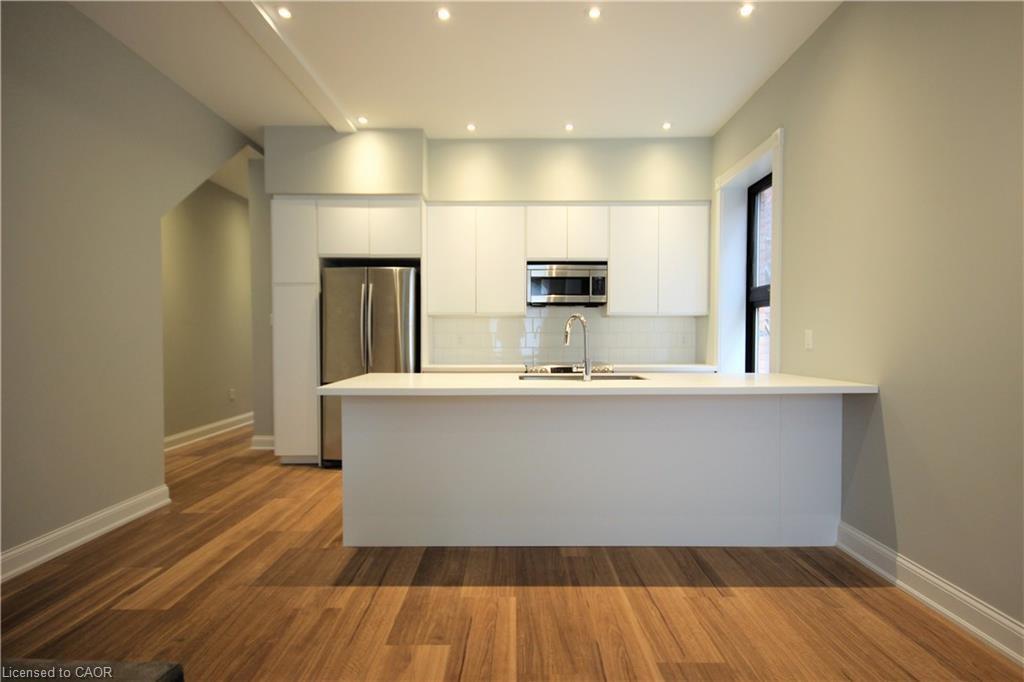 1-143 Grant Avenue, Hamilton, ON - Indoor Photo Showing Kitchen With Upgraded Kitchen
