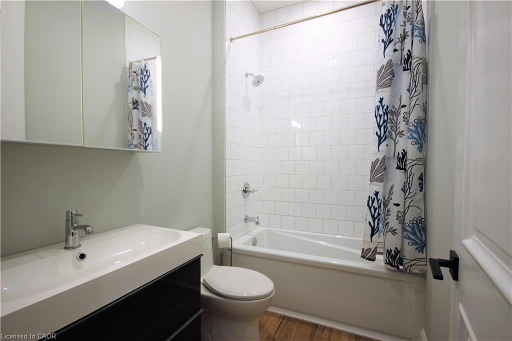 1-143 Grant Avenue, Hamilton, ON - Indoor Photo Showing Bathroom