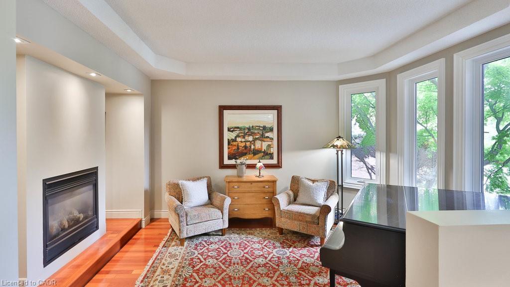 5570 Mcfarren Boulevard, Mississauga, ON - Indoor Photo Showing Living Room With Fireplace