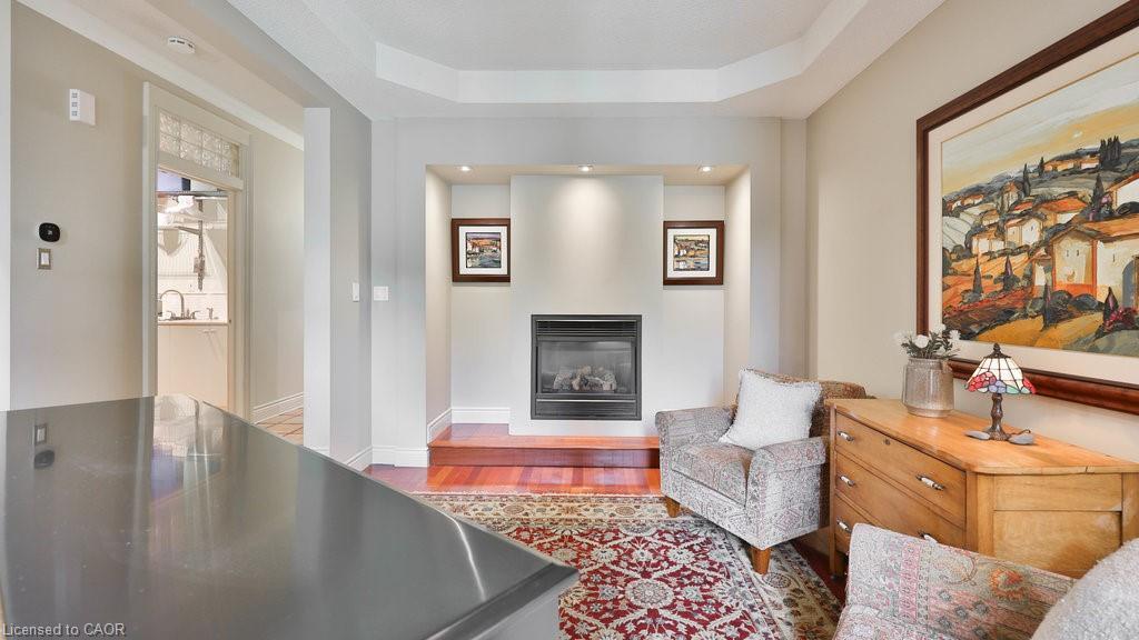 5570 Mcfarren Boulevard, Mississauga, ON - Indoor Photo Showing Living Room With Fireplace