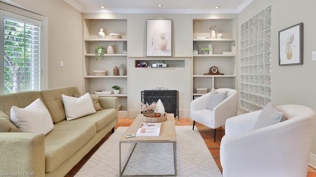 5570 Mcfarren Boulevard, Mississauga, ON - Indoor Photo Showing Living Room