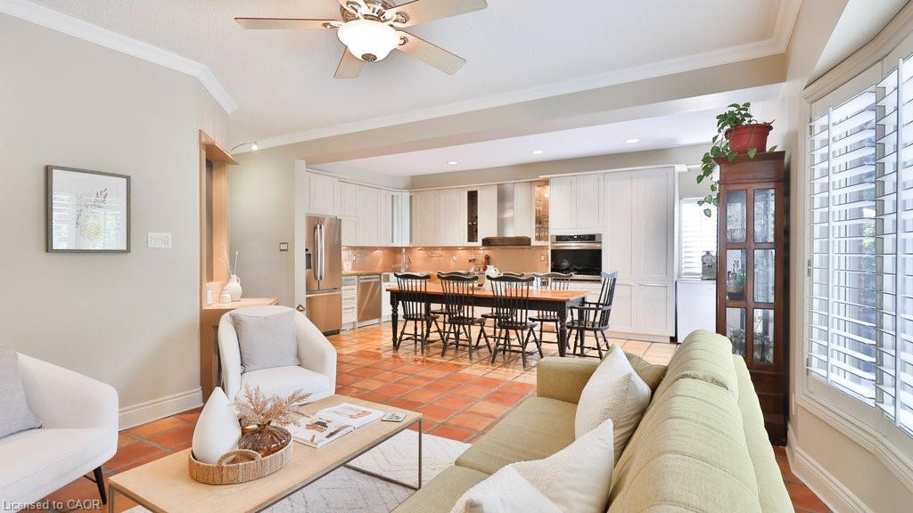 5570 Mcfarren Boulevard, Mississauga, ON - Indoor Photo Showing Living Room