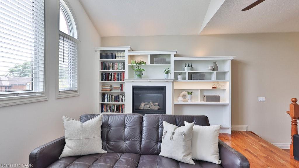5570 Mcfarren Boulevard, Mississauga, ON - Indoor Photo Showing Living Room With Fireplace