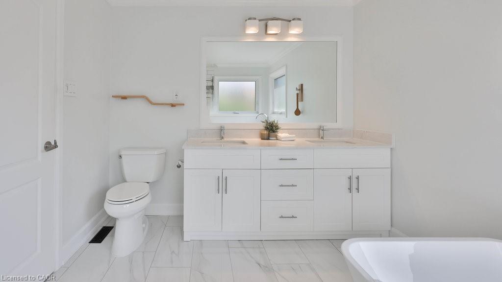 5570 Mcfarren Boulevard, Mississauga, ON - Indoor Photo Showing Bathroom