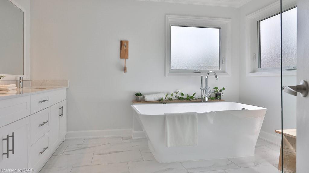 5570 Mcfarren Boulevard, Mississauga, ON - Indoor Photo Showing Bathroom