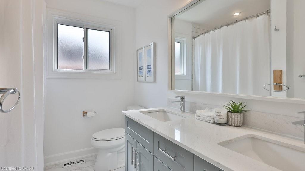 5570 Mcfarren Boulevard, Mississauga, ON - Indoor Photo Showing Bathroom