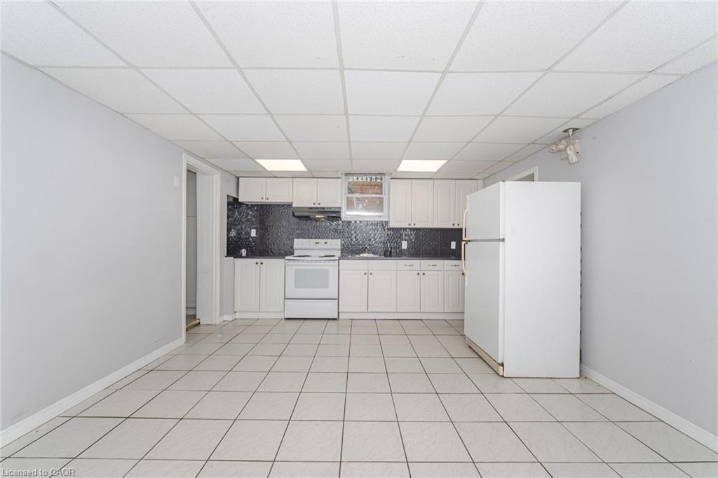 (Lower)-21 Beverley Street, Waterloo, ON - Indoor Photo Showing Kitchen
