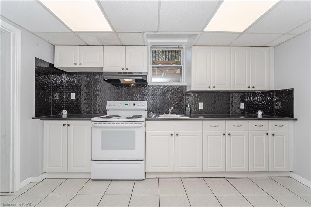 (Lower)-21 Beverley Street, Waterloo, ON - Indoor Photo Showing Kitchen