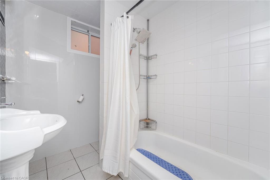 (Lower)-21 Beverley Street, Waterloo, ON - Indoor Photo Showing Bathroom