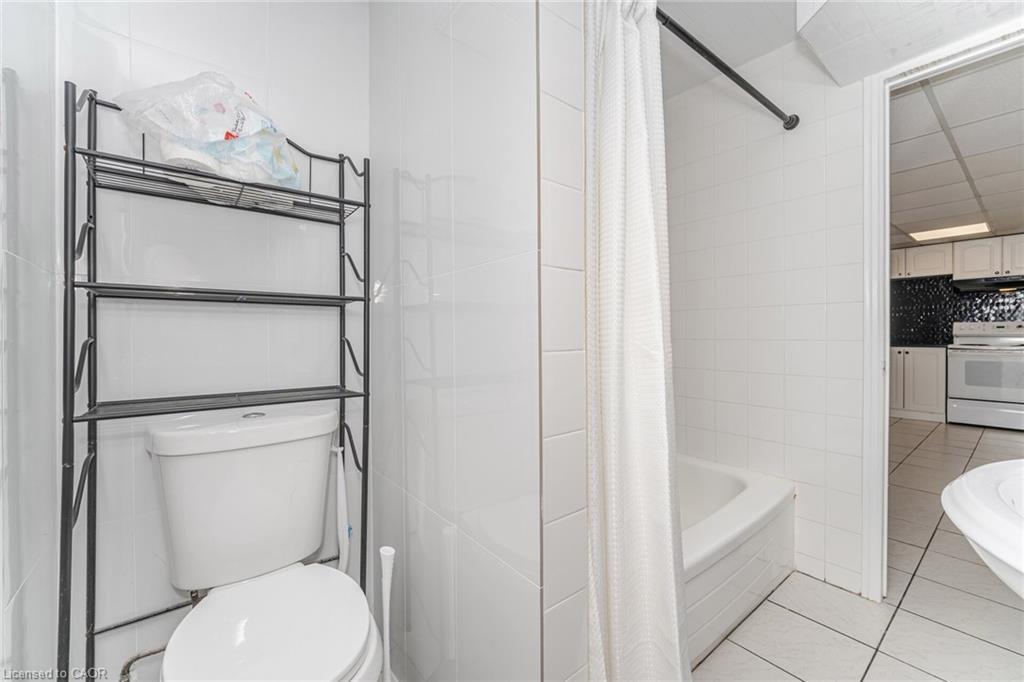 (Lower)-21 Beverley Street, Waterloo, ON - Indoor Photo Showing Bathroom