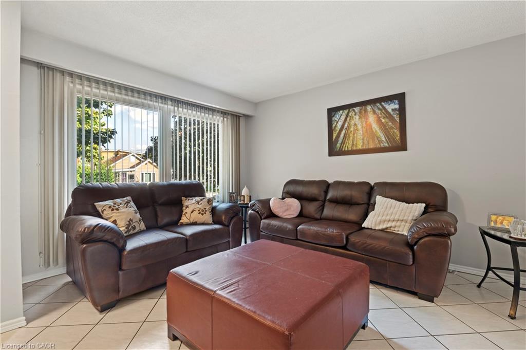 135 West Avenue N, Hamilton, ON - Indoor Photo Showing Living Room