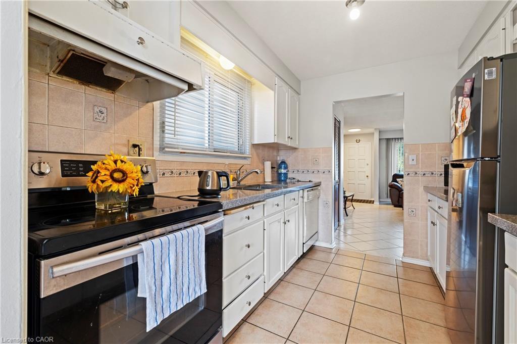 135 West Avenue N, Hamilton, ON - Indoor Photo Showing Kitchen