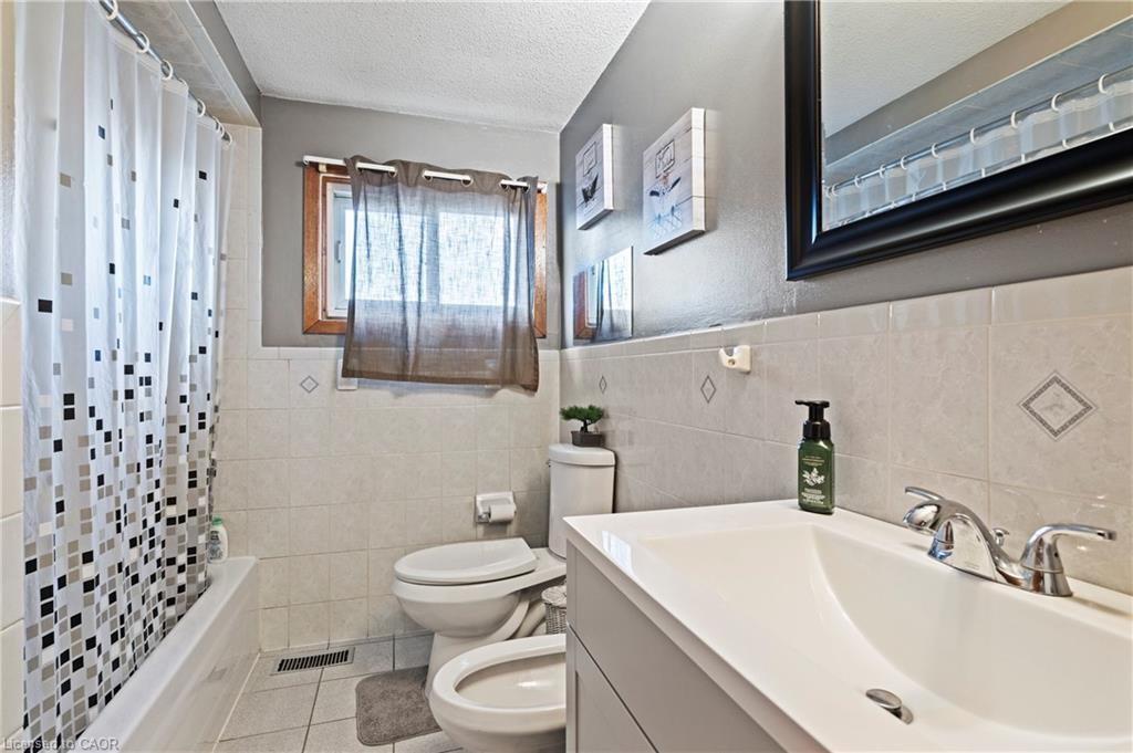 135 West Avenue N, Hamilton, ON - Indoor Photo Showing Bathroom