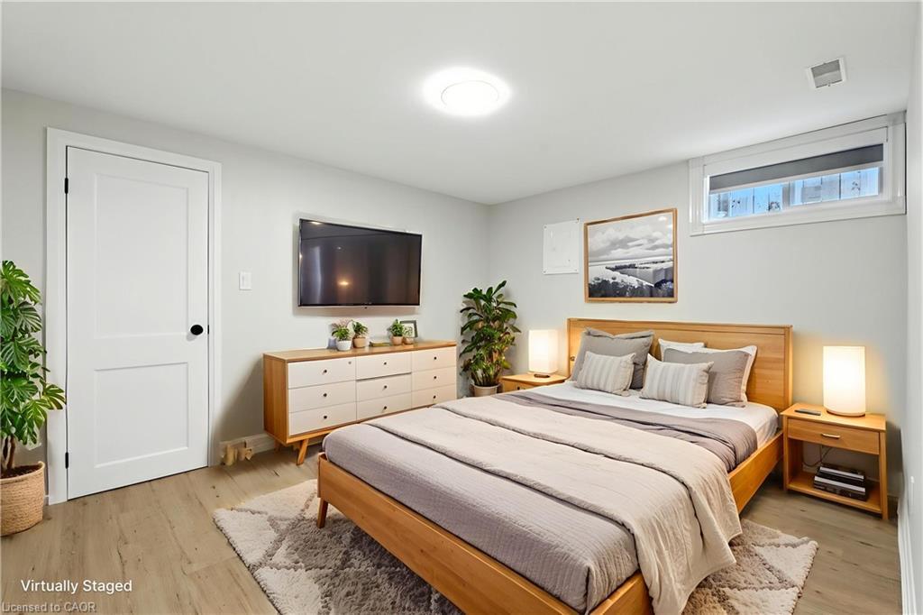B-929 Upper Ottawa Street, Hamilton, ON - Indoor Photo Showing Bedroom
